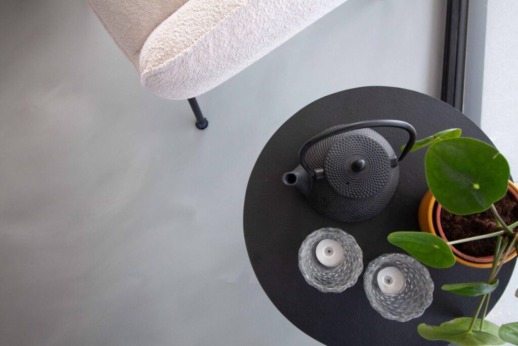 Gietvloer in woonkamer met decoratie