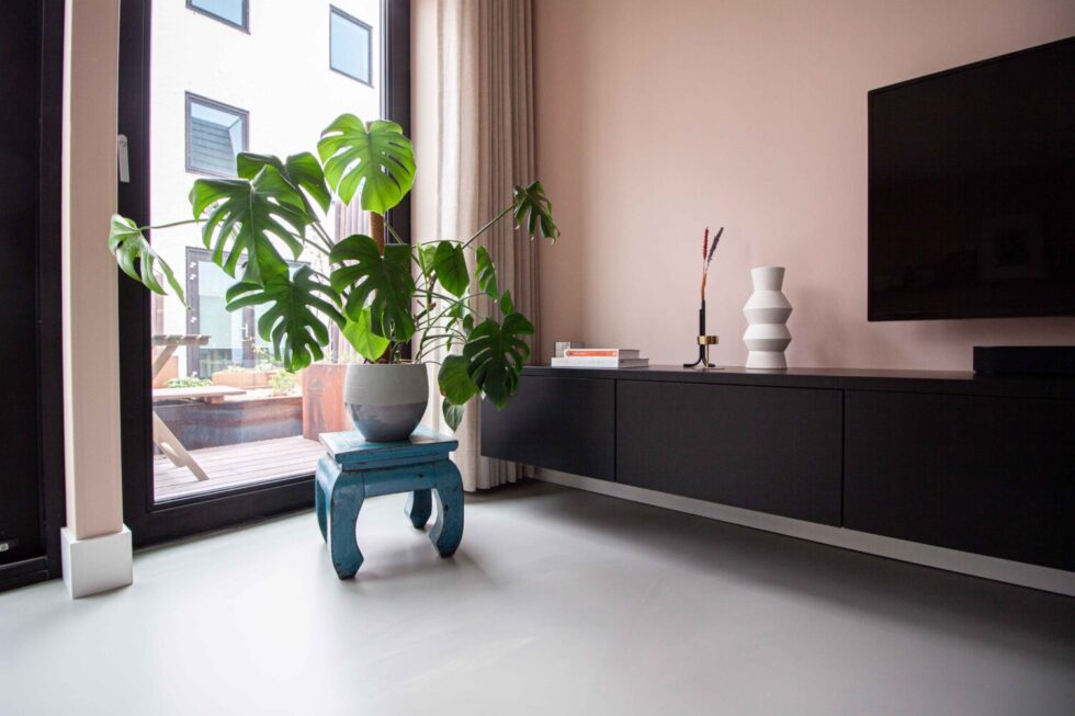 Gietvloer met vloeiverwarming in woonkamer